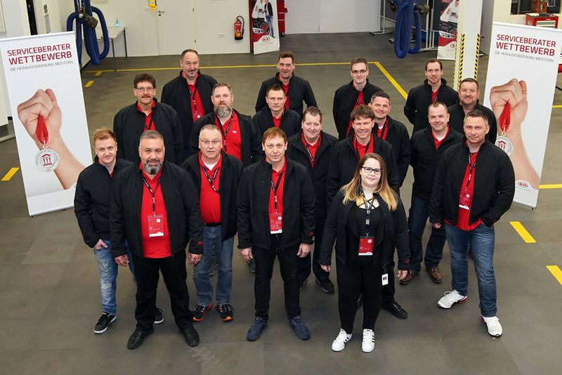 18 Teilnehmer trafen sich zur deutschen Endausscheidung des Kia-Serviceberater-Wettbewerbs in der Kia Academy in Kronberg im Taunus. (Kia)