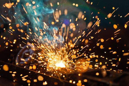 In den vergangenen Jahren wurden insbesondere in deutschen Kernbranchen Hunderttausende Arbeitsplätze abgebaut.(Bild: ©  Jag_cz - stock.adobe.com)