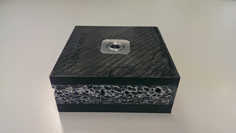 Carbonfaserverstärkter Kunststoff bildet die Deckschicht dieses neu entwickelten Sandwichmaterials, dessen Kern aus leichtem Aluminiumschaum besteht. Eine Sperrschicht zwischen Metall und CFK gewährleistet die Herstellung im One-Shot-Verfahren. (Bild: TU Ilmenau)