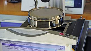 Abb.1: Mobile Messanlage für die Zertifizierung von gebrauchten Analysensieben vor Ort. (Haver & Boecker)