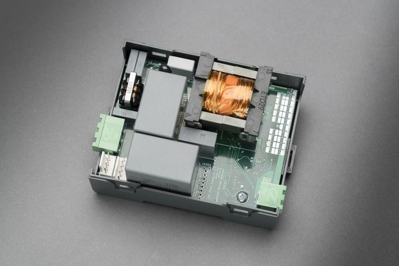 Kompakt, aber langlebig: Das am KIT neuentwickelte Netzteil überwindet die Schwächen der heute verbreiteten Geräte. (Markus Breig, KIT)