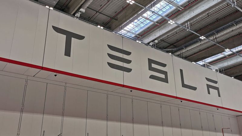 Die Produktion in der Tesla-Fabrik in Grünheide wird im Juni an weiteren fünf Tagen eingeschränkt.(Bild:  Otto – VCG)