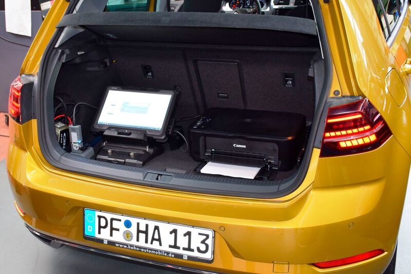 Mobile Diagnose und Betreuung: Der Kofferraum des Servicefahrzeugs ist mit dem notwendigen Hightech-Equipment für die Arbeit beim Kunden ausgestattet. (Holger Schweitzer/»kfz-betrieb«)