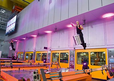 Inszenierung der Inbetriebnahme der Großraumsauger-Transferpresse. (Archiv: Vogel Business Media)