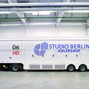 40 Tonnen Technik: HDTV-Übertragungswagen Ü6 von Grass Valley mit bis zu 25 Kameras, 4-Ebenen-Videomischer mit 62 Eingängen und einem Audiomischer