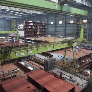 Für ein reibungsloses Funktionieren des von der Meyer Werft praktizierten Blockbau-Prinzips, bei dem kleinere Teile vorgefertigt und zu immer größeren Einheiten zusammengesetzt werden, ist eine gut organisierte Fertigungssteuerung essentiell. Bild: Meyer Werft