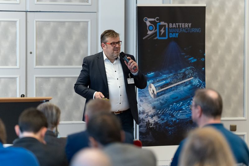 Jeweils drei Minuten Zeit hatten Start-ups für ihren Pitch, zum Beispiel Stefan Beinkämpen von K-Lens zur automatisierten optischen Inspektion mit künstlicher Intelligenz. (Bild: Dominik Böhm - Fotokumpel)