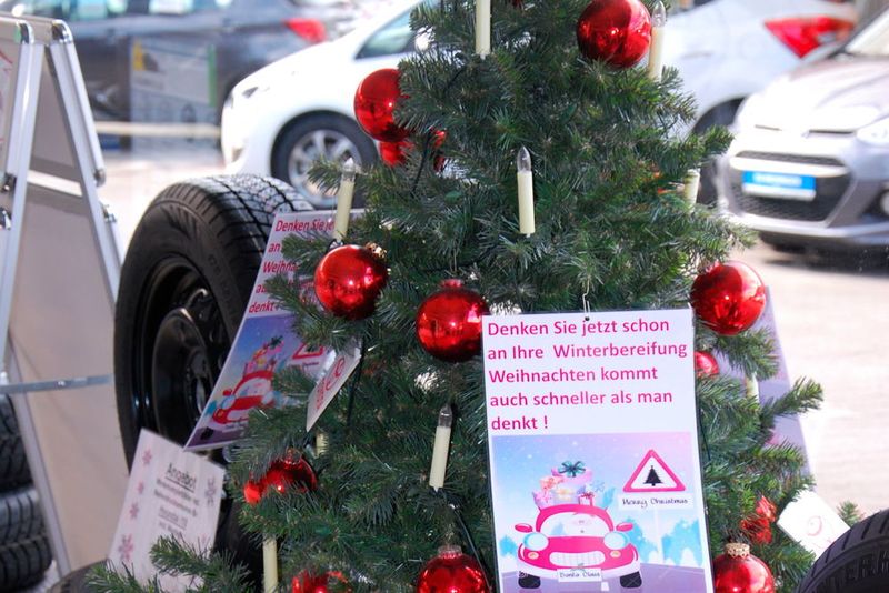 So lassen sich Aktionen ankündigen: Der geschmückte Weihnachtsbaum ist auch im September schon ein Hingucker. (Wenz)