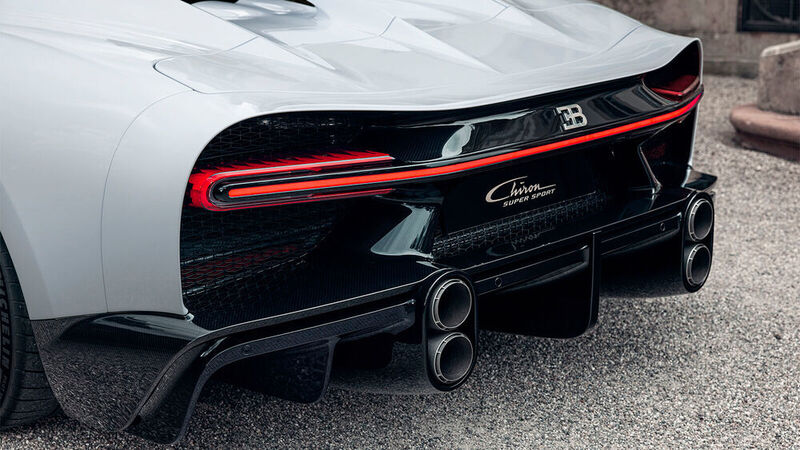 Statt aus eckigen Endrohren in der Mitte kommen die Abgase der Chiron Super Sport aus zwei übereinanderliegenden Doppelrohren. (Bugatti)