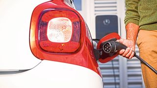 An Ladesäulen im öffentlichen Raum dürfen die Fahrzeuge nur während des Ladevorgangs stehen. Laut dem Bundesverbands Carsharing sei das eine „praktisch unlösbare logistische Aufgabe“ für Kunden und Anbieter. (Bild: ProMotor)