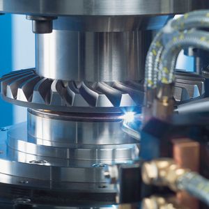 Ein klassischer Anwendungsfall: Beim Fügen von Differentialen mit einem Teller- oder Stirnrad kommt etwa die ELC 250 duo zum Einsatz.