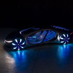 Leuchtende Akzente: Die Beleuchtung greift Inhalte des Filmes „Avatar“ auf. Im Innenraum zucken Lichtblitze zum Takt des eigenen Pulses.(Bild:  Daimler)