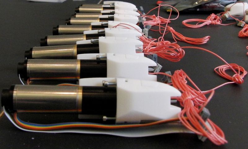 Die Montage der Motoreinheiten für Roboy, be-stehend aus Motor, Getriebe, Encoder und Steuerung. (Awtech)