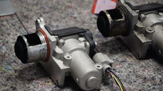 Zwei Mal AGR-Ventil: einmal original gebraucht (rechts), einmal Zubehör (links). Das Ergebnis: Das neue kommt technisch defekt aus der Schachtel. (Bild: Burkard Wild)