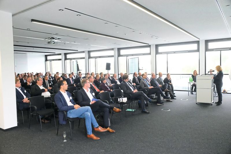 Eröffnungsfeier im großen Veranstaltungssaal des neuen Komzet-E. (Bild: Zietz/»kfz-betrieb«)