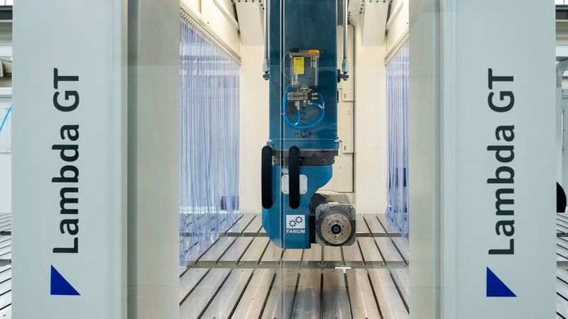 Important components of the machine tool include the milling head, the worktable, and the mobile gantry. The machine does not require additional protective enclosures. (Source: Siemens)