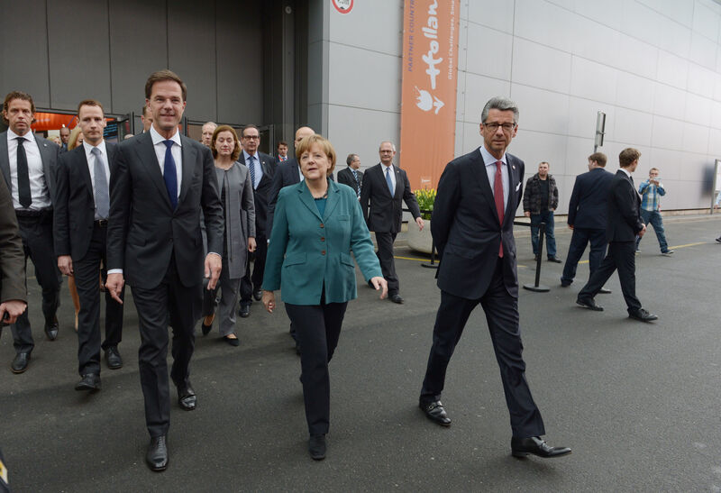 Mit Frau Merkel spannende Produkte auf der Hannover Messe 2014 entdecken! Bei dem traditionellen Eröffnungsrundgang am Montagmorgen schlenderte die Bundeskanzlerin quer durch die Messehallen. (Deutsche Messe)