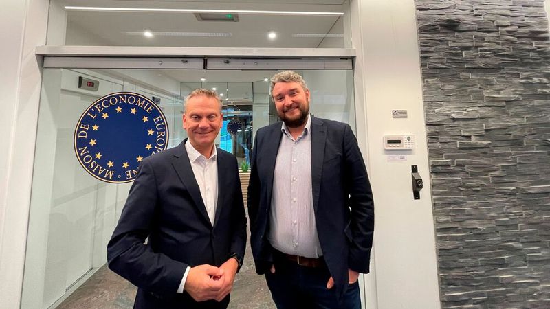 ZDK-Präsident Arne Joswig und Friedrich Trosse vor dem neuen ZDK-Büro in Brüssel. (Bild: ZDK)
