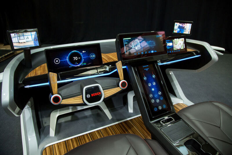Das Cockpit der Zukunft präsentiert Bosch in seinem eigenen Showcar auf dem Mobile World Congress. (Bosch)