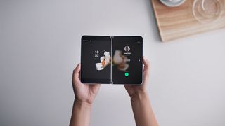 Die beiden Displays im Microsoft Surface Duo haben jeweils eine Diagonale von 5,6 Zoll. Sie sind durch 360-Scharniere verbunden. Das Android-Gerät wiegt 250 Gramm. (Microsoft)