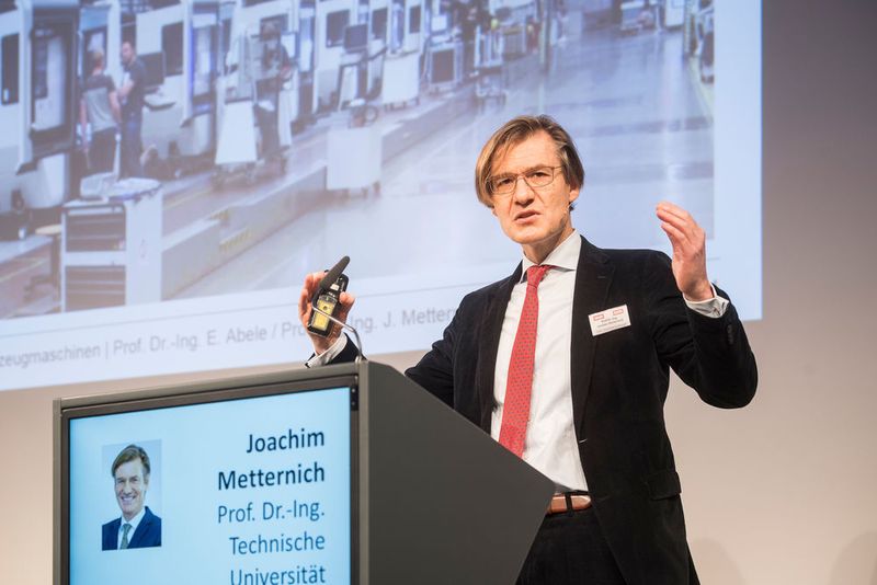 Prof. Dr. Ing. Joachim Metternich, Technische Universität Darmstadt zeigt die Chancen von Industrie 4.0 für den Maschinenbau auf. (Thomas Entzeroth)