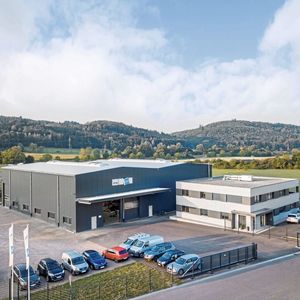 Haltec hat für ETU eine große, doppelschiffige Select-Stahlhalle in Systembauweise als neuen Firmenstandort realisiert.(Bild:  Haltec)