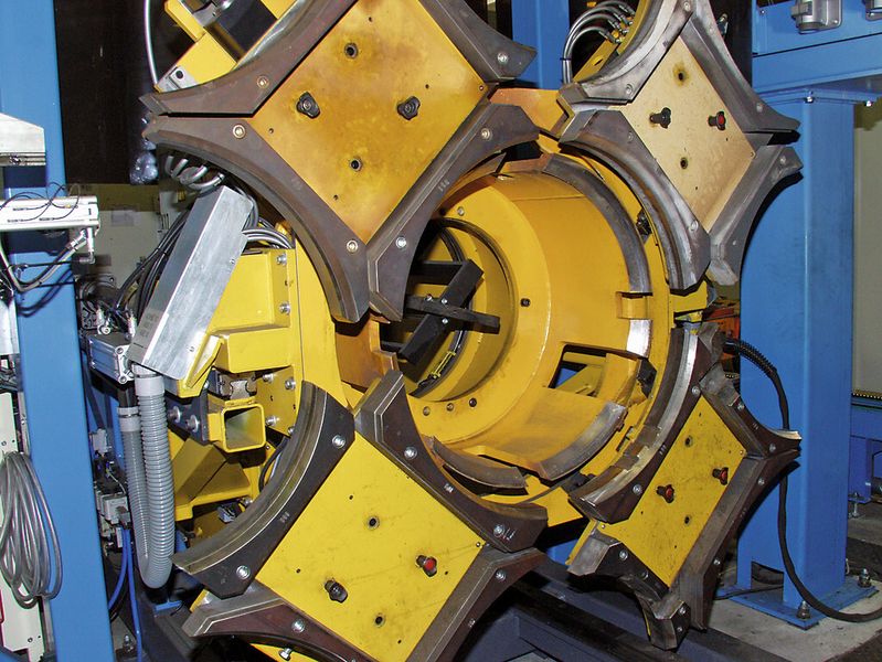 Der Revolver-Positionierer verfügt über vier Spannfutter für die unterschiedlichen Speichergrößen. Das Umrüsten auf einen anderen Typ gelingt mit wenigen Handgriffen. (Bild: Carl Cloos/Dieter Holler)