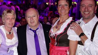 Auf weitere erfolgreiche IT-Jahre für Wortmann! (v. l.) Gaby und Siegbert Wortmann, Elke und Tom Knicker (IT-BUSINESS)