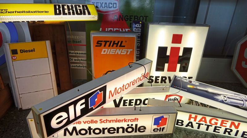 Netter Blickfang, vielleicht sogar für's Wohnzimmer? Zeitgenössische Reklameleuchten. (Bild: Dominsky –  »kfz-betrieb«)