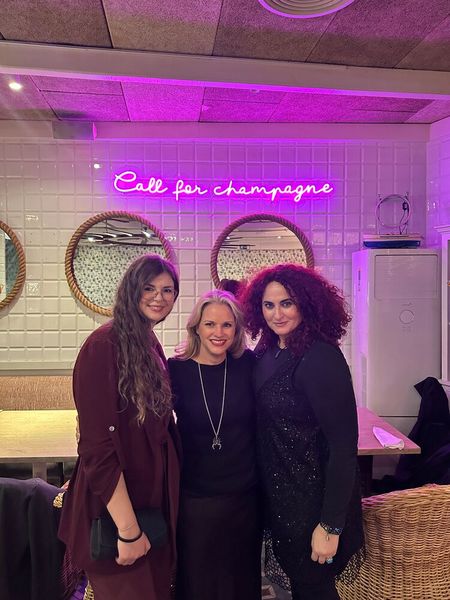 Ob Champagner oder Espresso-Martini, (v. l.) Valerie Klug (ITZ), Bettina Roderhoff (Samsung) und Besa (IT-BUSINESS) feiern das Leben. (Bild: Vogel IT-Medien GmbH)