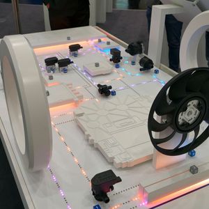Beim Stand von Bosch wurde das smarte Thermomanagement gezeigt. Ziel des Unternehmens ist es ein System zu entwickeln, das die Wärme der Batterie nachhaltig in einem Fahrzeug verwenden kann. Die Steuerung dafür hat Bosch selbst entwickelt. Erste Implementierungen gibt es bereits in den USA als Pilotprojekt. (Bild:  Sandro Kipar/VCG)