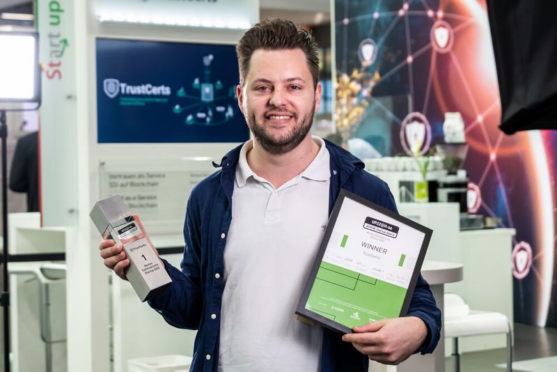 Gewonnen hat den ATHENE Startup Award in diesem Jahr die TrustCerts GmbH. Das Unternehmen aus Gelsenkirchen nutzt innovative Blockchain-Technologie, um fälschungssicher Dokumente und Nachweise zu verwalten. Mirko Mollik, Gründer und CEO, nahm die Auszeichnung entgegen.  (Bild: NürnbergMesse / Thomas Geiger)