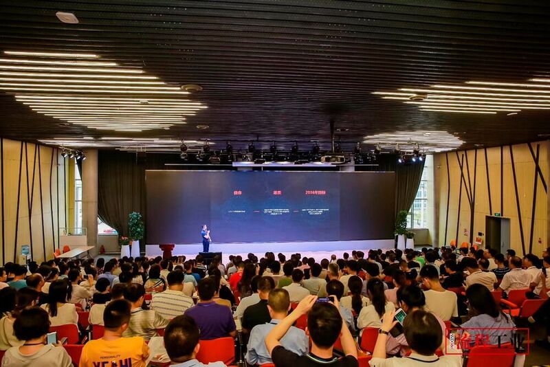 Die Teilnehmerinnen und Teilnehmer des Process Intelligent Manufacturing Forum 2019 zu Besuch bei Alibaba. (PROCESS China)