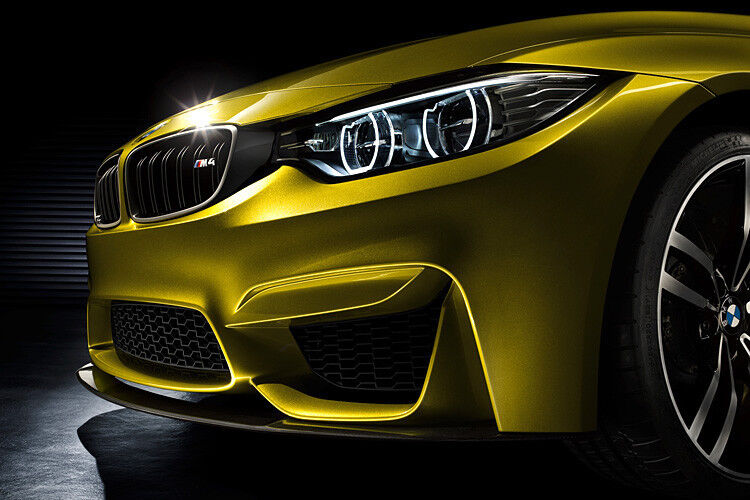 Ein weiteres markantes Merkmal in der Front des neuen BMW Concept M4 Coupé ist die BMW-M-Doppelstegniere: Auf den schwarz lackierten Nierenstäben setzt das M4-Emblem einen Akzent in der Frontpartie. (Foto: BMW)