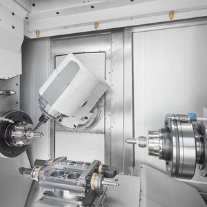 Und das ist das Innere der neuen MT 715 two+ mit Werkstückhandling von Chiron – ebenfalls ein EMO-Hingucker, wie es heißt. Denn sie eigne sich sehr gut für die multifunktionale Komplettbearbeitung von der Stange, wobei man eine hohe Autonomie des Systems genieße.(Bild:  Chiron Group)