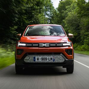 Weitgehend beibehalten wurde die Technik. So liefert wie bisher ein vergleichsweise kleiner Akku von 27 kWh die Energie.(Bild:  Dacia)