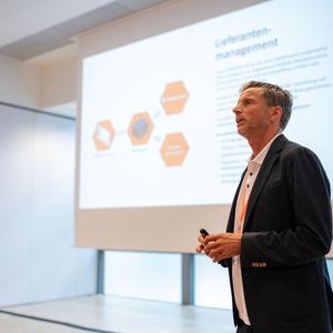 Arne Welenz von Dresselhaus sprach zum Thema Lieferantenmanagement.(Bild:  Donna und der Blitz)