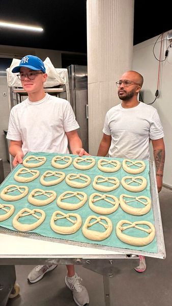 Die Brezen werden traditionsgemäß mit der Hand geformt. (Bild: Vogel IT-Medien)