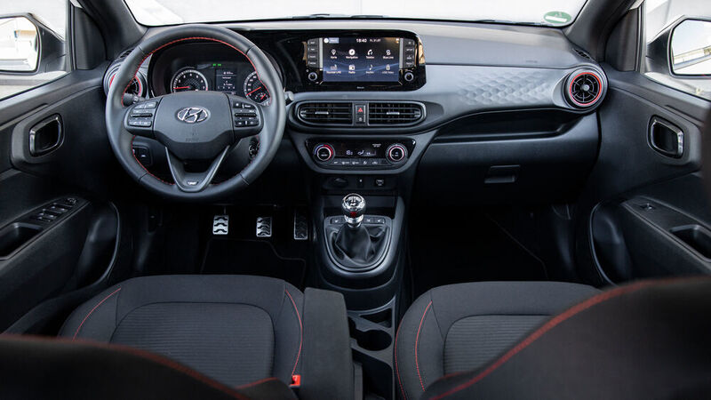 Im Cockpit fällt der große, integrierte Zentralmonitor auf, über den viele Infotainment-Features angesteuert werden. (Hyundai)