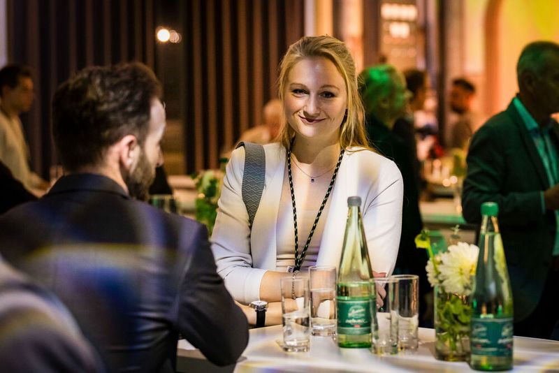 Bei der Abendveranstaltung am Vorabend der Veranstaltung im Maschinenhaus des Bürgerbräus Würzburg kamen bereits zahlreiche Teilnehmer bei gutem Essen und Trinken zusammen. Bereits hier gab es regen Austausch.  (Bild: Stefan Bausewein)