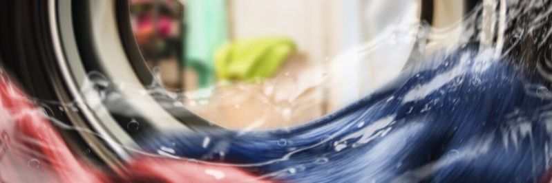 Fig. 1 : Le lavage des textiles synthétiques peut entraîner la présence de microplastiques dans l'eau.(Image : © stockfotocz - stock.adobe.com)
