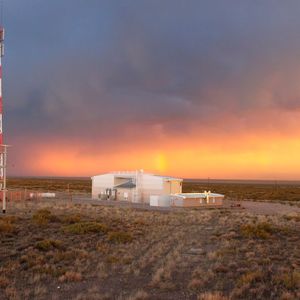Einer von vier Flureszenz-Detektor-Gebäuden des Pierre Auger Observatoriums. Die Detektoren erfassen das schwache ultraviolette Licht, dass von den Schauern kosmischer Strahlen ausgeht, welche die Erdatmosphäre durchdringen.