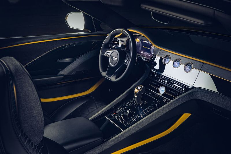 Im Innenraum wurde Jahrtausende altes Moorholz verarbietet. (Bild: Bentley)