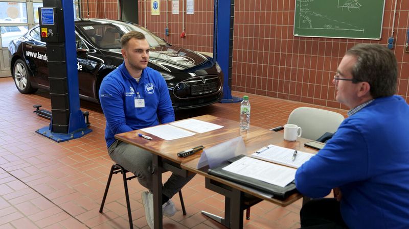 Bei der gleichen Aufgabe ist hier Jannis Ukena aus Niedersachsen. (Bild: Schmidt – autoFACHMANN)
