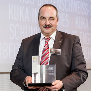 Michael Honig, Product Division Manager bei Amada, hät die Trophäe in Händen. Der erste „Best of Industry“-Award wurde am 18. Februar im Würzburger Vogel Convention Center (VCC) verliehen.