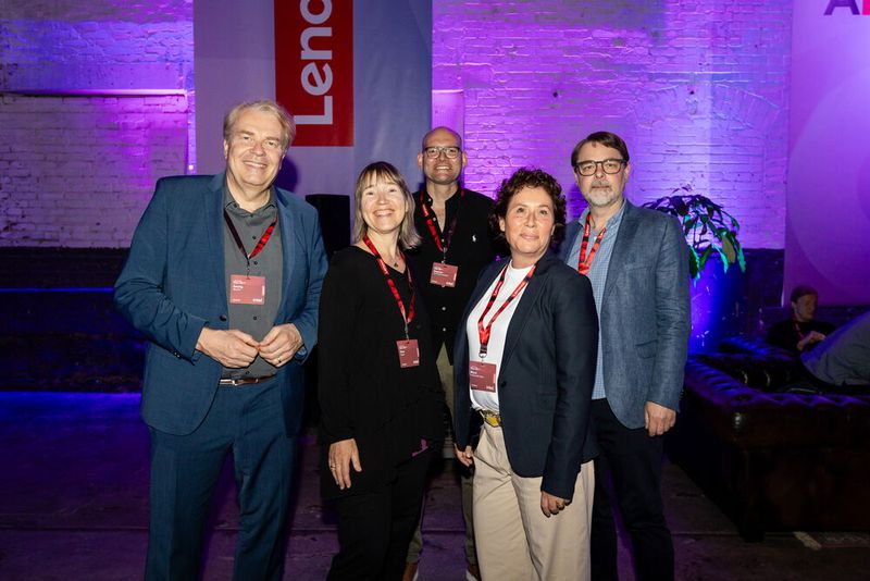 Das Marketing-Team von Lenovo konnte ein erfolgreiches Channel Kick-Off feiern: Georg Albrecht, Nina Seeger, Stephan Adamczewski Bockeler, Markus Augustin und vorne die deutsche Marketing-Chefin Maya Panconcelli-Calzia.  (Bild: Lenovo)