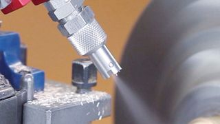 Durch den genau justierten Sprühkegel wird das Kühlschmiermittel sparsam dosiert und landet genau da, wo es gebraucht wird. (Eisele)