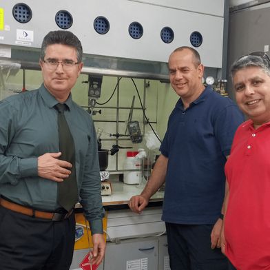 Die Gründer von Snow Polymers (v.l.): Alex Braun, Dr. Shai Garty, Sharon Raymond. Das Start-up entwickelt biologisch abbaubare Kunststoffe aus organischen Abfällen. (Bild: Snow Polymers)