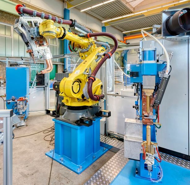 Ein Handlingroboter führt bei der für WMU gebauten Sonderschweißanlage das Bauteil zu einem Dalex-C-Modul. Dieses fixiert Rundschweißmuttern automatisch per Buckelschweißen auf dem Bauteil. (Dalex)