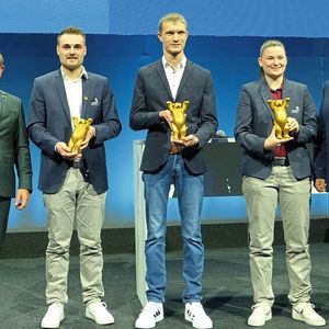 ZDK-Prasident Thomas Peckruhn (l.) übergab den neu geschaffenen Nachwuch-Talentpreis an (v.l.) Johannes Renner, Hannes Wirsing und Miriam Dickmann. BIV-Vorstand Jeffrey Kilian gratulierte ebenfalls.(Bild:  Zietz – VCG)